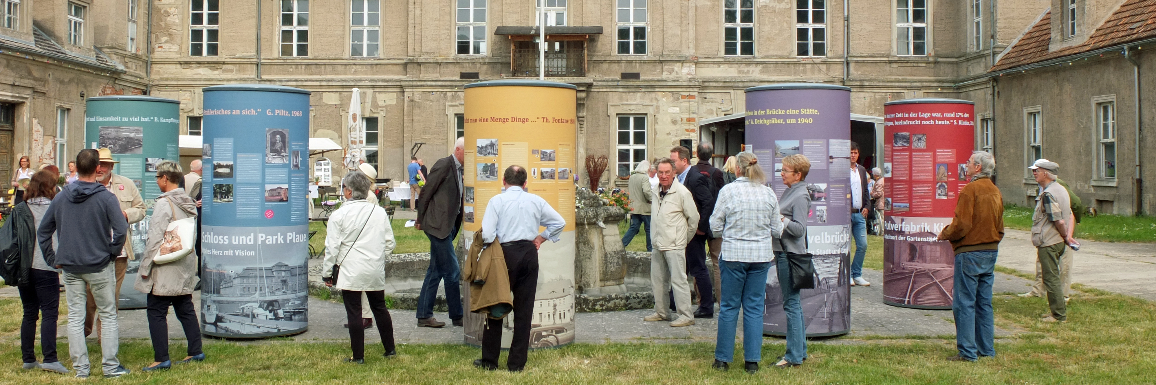 Vor dem Schloss Plaue wird eine Ausstellung eröffnet