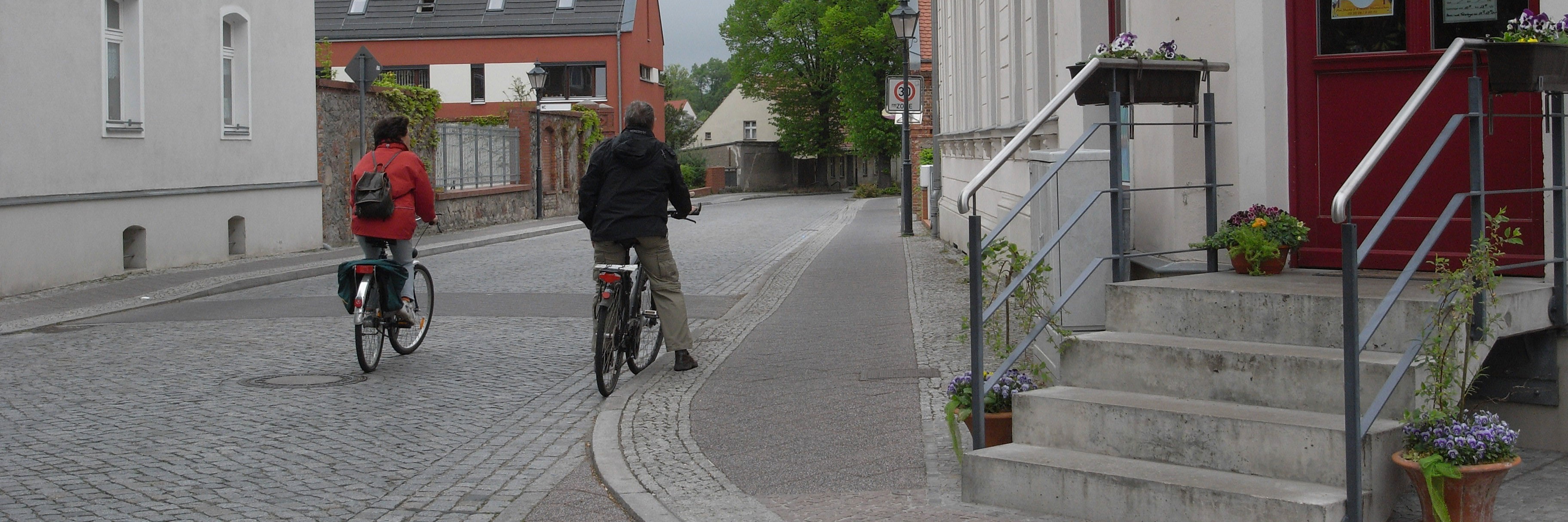 zwei Radfahrer fahren durch die Innenstadt von Werneuchen